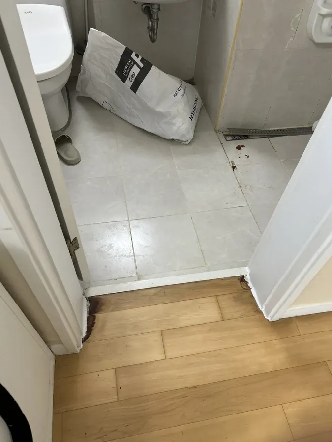걸레받이와 문틀 하부를 방수 마감 보수한 욕실 입구 걸레받이 수리 후