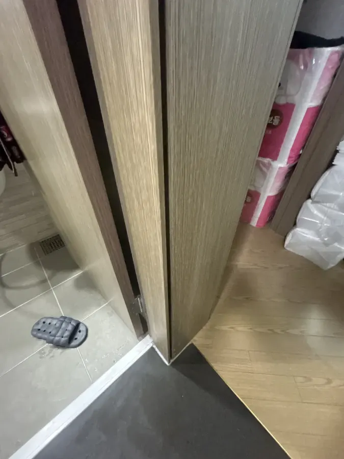 몰딩을 교체해 깔끔하게 마감된 욕실 문틀 하단 몰딩교체 후