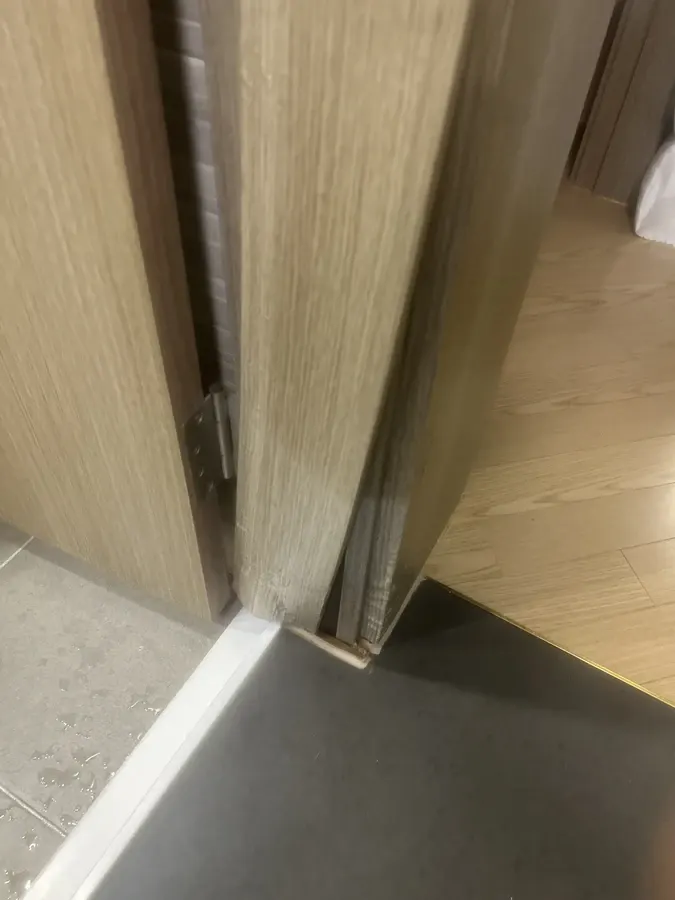 욕실 문턱 하단 몰딩이 부풀고 변색된 몰딩교체 전