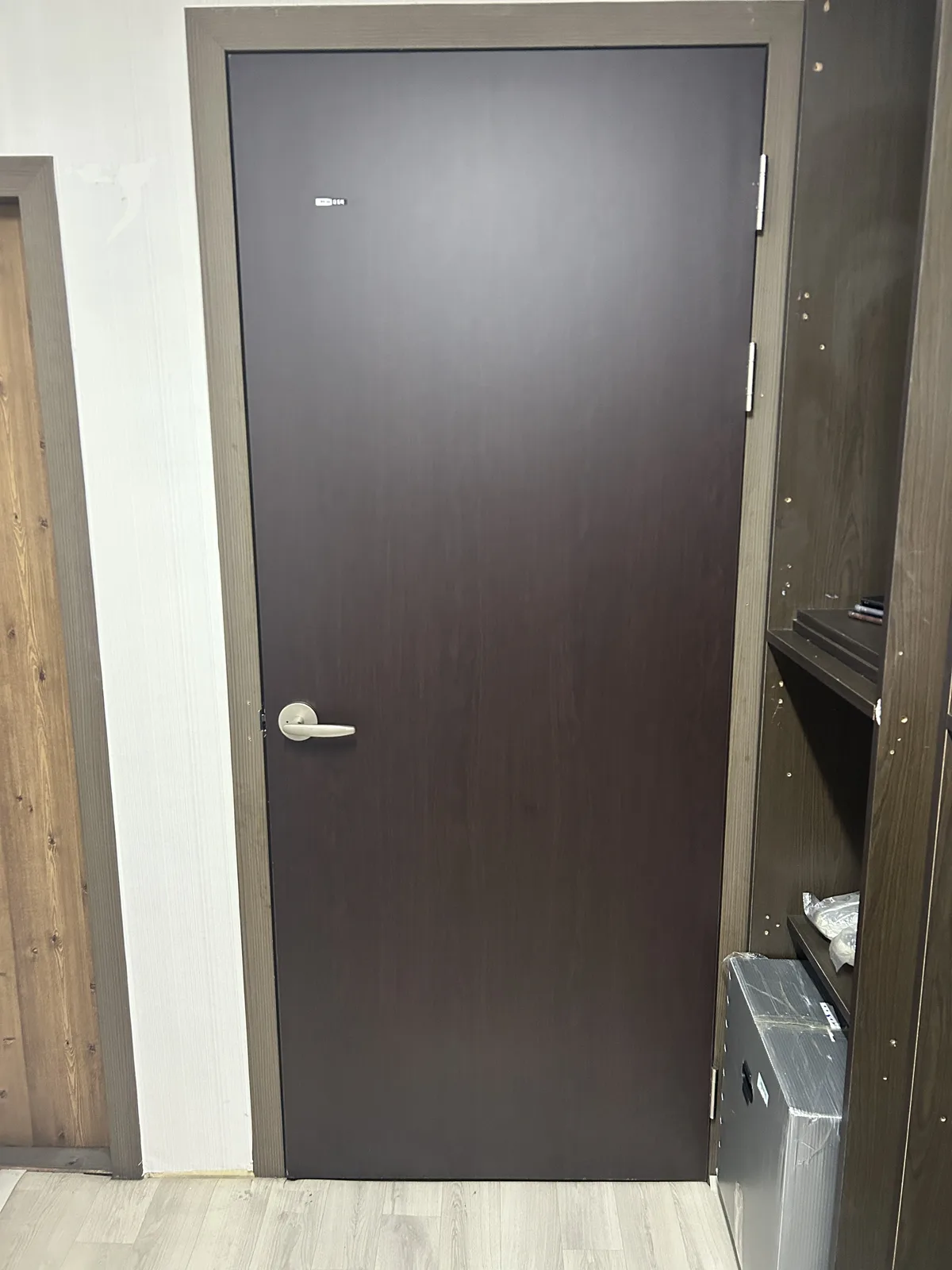 치수에 맞춰 문틀과 문을 새로 짜 넣은 드레스룸 입구 문 설치 후